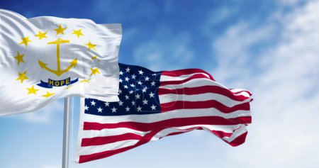 Die Flagge des Bundesstaates Rhode Island weht mit der amerikanischen. Goldanker in der Mitte, umgeben von dreizehn goldenen Sternen. 3D Illustration rendern. Wellenförmiges Gewebe.