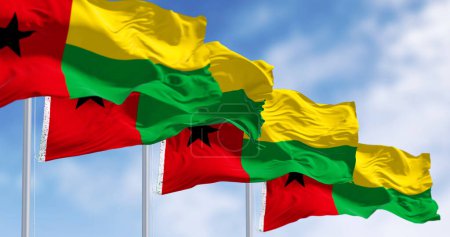 Nationalflaggen von Guinea-Bissau wehen an einem klaren Tag im Wind. Vertikaler roter Streifen, schwarzer Stern links, gelbe und grüne horizontale Streifen rechts. 3D Illustration rendern. Flatternder Stoff