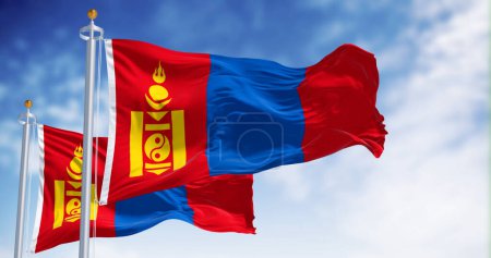 Téléchargez les photos : Gros plan sur les drapeaux nationaux de Mongolie agitant le vent par temps clair. Rouge, bleu, rayures rouges, jaune Soyombo sur le rouge gauche. Illustration 3D rendu. Tissu ondulant. - en image libre de droit