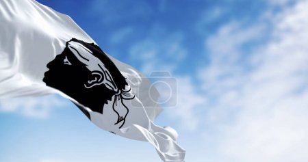 Die Flagge Korsikas weht an einem klaren Tag im Wind. Schwarzer Mohrenkopf mit weißem Kopftuch auf weißem Feld. Französische Region. 3D Illustration rendern. Selektiver Fokus
