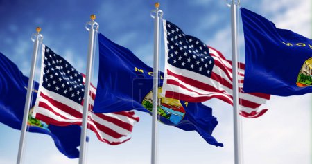 Die Flaggen des Staates Montana wehen an einem klaren Tag im Wind mit der amerikanischen Flagge. US-Staatsflagge. Patriotismus und Nationalstolz. 3D Illustration rendern. Wellenförmiges Gewebe