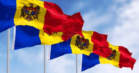 Moldawiens Nationalflaggen wehen an einem klaren Tag im Wind. vertikale Trikolore aus Blau, Gelb und Rot mit dem Landeswappen in der Mitte. 3D Illustration rendern. Flatternder Stoff