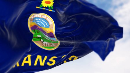 Nahaufnahme der Kansas State Flagge, die an einem klaren Tag im Wind weht. Kansas ist ein Bundesstaat im Mittleren Westen der Vereinigten Staaten. 3D Illustration rendern. Wellenförmiger Stoff. Selektiver Fokus