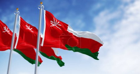 Téléchargez les photos : Drapeau national d'Oman agitant le vent par temps clair. Bande rouge verticale avec emblème Oman et trois bandes horizontales : blanc, rouge et vert. Illustration 3D rendu. Tissu ondulant - en image libre de droit