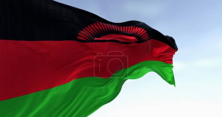 Nahaufnahme der malawischen Nationalflagge, die an einem klaren Tag im Wind weht. Schwarze, rote, grüne Streifen mit einer aufgehenden Sonne in Schwarz. 3D Illustration rendern. Wellenförmiges Gewebe