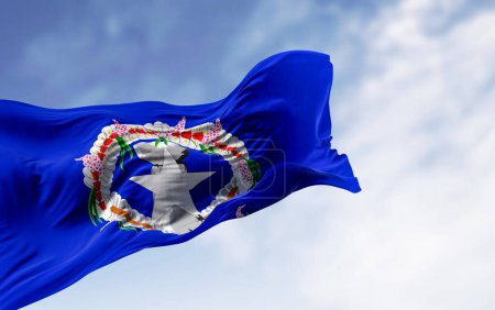 Foto de Bandera de las Islas Marianas del Norte ondeando en el viento en un día despejado. Territorio no incorporado de los Estados Unidos 3d ilustración render. Tejido ondulado - Imagen libre de derechos