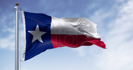 Die Flagge des texanischen Bundesstaates weht an einem klaren Tag im Wind. Blauer vertikaler Streifen mit weißem Stern, weißen und roten horizontalen Streifen. 3D-Illustrationsrenderer. Nahaufnahme. Flatternder Stoff