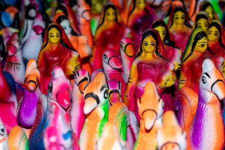 Téléchargez les photos : L'art des poupées en argile colorée. De belles poupées en argile font un ajout frappant et inhabituel à votre maison. Ces poupées sont petites et colorées. Une poupée sculptée avec de l'argile humide - en image libre de droit