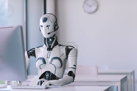 Foto de Robot de IA Android sentado en el escritorio y trabajando en la oficina: inteligencia artificial, negocio y concepto de automatización - Imagen libre de derechos