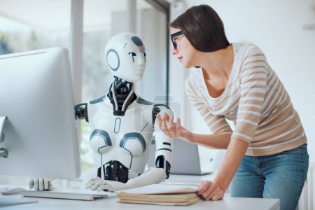 Foto de Mujer y robot de IA trabajando juntos en el concepto de oficina, automatización y tecnología - Imagen libre de derechos