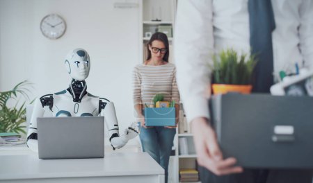 Foto de Los empresarios despedidos empacan sus pertenencias y salen de la oficina, un robot está sentado en el escritorio y trabajando: el impacto de la IA en los trabajos - Imagen libre de derechos