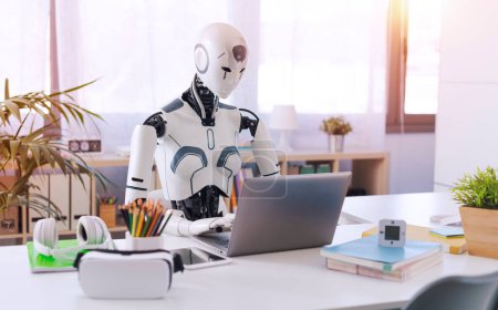 Foto de Un robot humanoide trabaja en una oficina en un ordenador portátil, mostrando la utilidad de la automatización en tareas repetitivas y tediosas. - Imagen libre de derechos