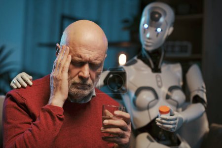 Téléchargez les photos : Robot IA humanoïde prenant soin d'un aîné à domicile et donnant des médicaments sur ordonnance, des soins de santé et un concept technologique - en image libre de droit