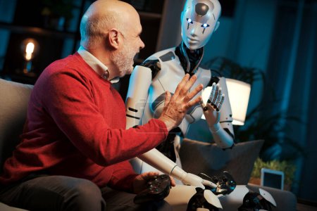 Foto de Hombre mayor y robot androide pasar tiempo juntos en casa, que están dando una alta cinco - Imagen libre de derechos