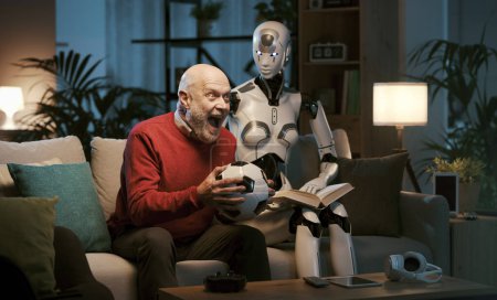 Foto de Hombre y robot humanoide pasar tiempo juntos en casa, tienen diferentes aficiones e intereses: el hombre está viendo el fútbol en la televisión y el robot está leyendo un libro - Imagen libre de derechos