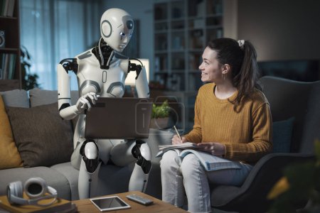 Téléchargez les photos : Avec un androïde IA à ses côtés, une jeune femme étudie sur un canapé dans sa maison moderne, soulignant les avantages de l'intelligence artificielle. - en image libre de droit