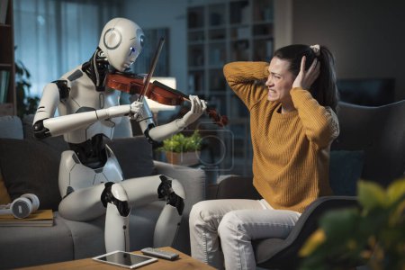 Téléchargez les photos : Une jolie jeune fille écoute son robot équipé d'IA jouer du violon. Le résultat n'est pas très satisfaisant - en image libre de droit
