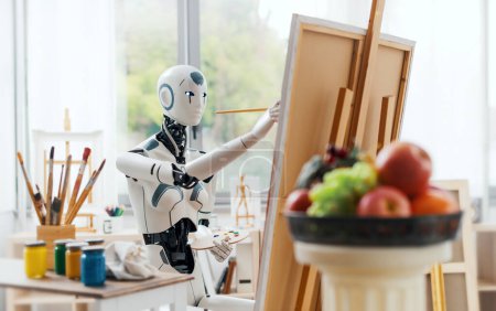 Téléchargez les photos : Robot IA humanoïde peignant une composition nature morte sur toile dans le studio d'art - en image libre de droit