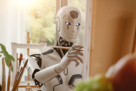 Téléchargez les photos : Robot créatif d'IA androïde tenant un pinceau et une peinture sur toile, art et concept d'intelligence artificielle - en image libre de droit