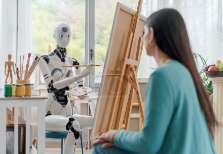 Foto de Robot creativo AI pintando un retrato sobre lienzo en el estudio de arte, una modelo está posando en primer plano - Imagen libre de derechos