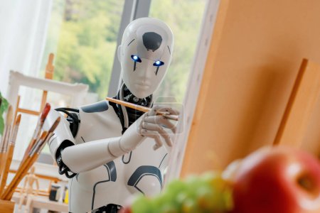 Foto de Robot creativo androide AI sosteniendo un pincel y pintura sobre lienzo, arte y concepto de inteligencia artificial - Imagen libre de derechos