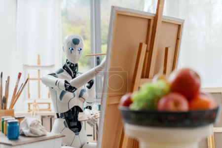 Foto de Robot AI humanoide pintando una composición de naturaleza muerta sobre lienzo en el estudio de arte - Imagen libre de derechos