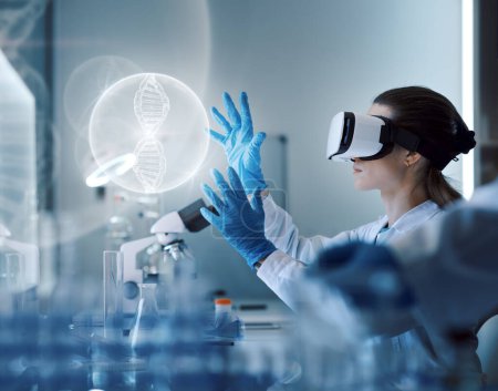 Foto de Científico con auriculares VR e interactuando con la realidad virtual en el laboratorio de ciencias - Imagen libre de derechos