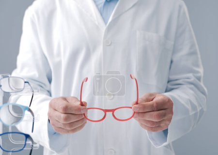 Foto de Especialista en cuidado ocular con nuevas gafas graduadas - Imagen libre de derechos
