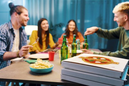 Foto de Grupo de amigos comiendo pizza juntos en casa, comida rápida y concepto de entrega de comida - Imagen libre de derechos