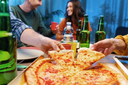 Freundeskreis isst gemeinsam Pizza zu Hause, Fast Food und Essenslieferkonzept