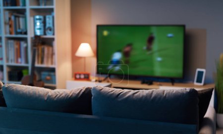 Foto de Partido de fútbol en la televisión plana de pantalla ancha en el hogar, deporte y concepto de entretenimiento - Imagen libre de derechos