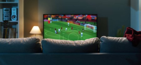 Foto de Partido de fútbol en la televisión plana de pantalla ancha en el hogar, deporte y concepto de entretenimiento - Imagen libre de derechos