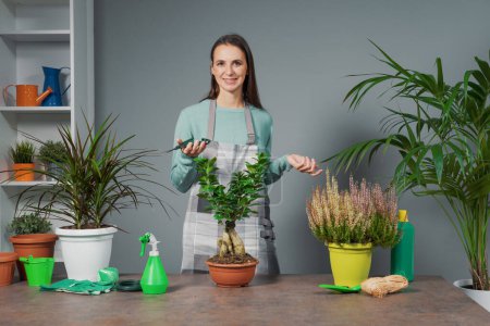Foto de Mujer dando clases de jardinería en línea, ella está mostrando plantas y equipos de jardinería - Imagen libre de derechos