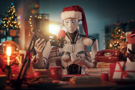 Foto de Robot de IA femenino con sombrero de Santa Claus y hablando en el micrófono en casa durante las vacaciones de Navidad - Imagen libre de derechos