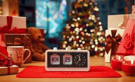 Téléchargez les photos : Réveil vintage sur une table indiquant l'heure et la date et décoré intérieur de la maison : c'est Noël - en image libre de droit