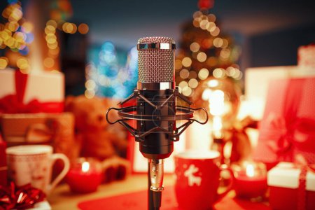 Téléchargez les photos : Décorations de Noël, cadeaux et micro professionnel au premier plan : concept de podcast de vacances - en image libre de droit
