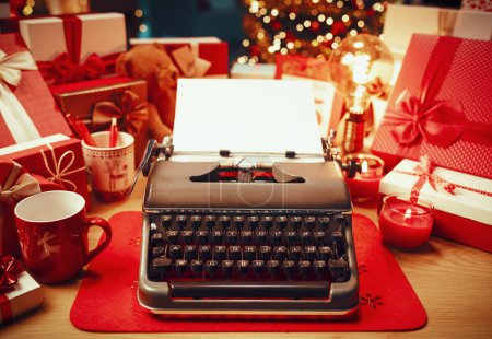 Téléchargez les photos : Machine à écrire vintage, cadeaux et décorations de Noël sur un bureau : écrire une lettre au Père Noël - en image libre de droit