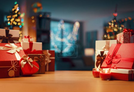 Téléchargez les photos : Beaux ornements et cadeaux sur une table et intérieur de la maison décoré en arrière-plan : Noel et concept de vacances - en image libre de droit