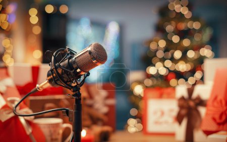 Foto de Micrófono profesional y el interior del hogar decorado con adornos de Navidad: concepto de podcast de vacaciones - Imagen libre de derechos