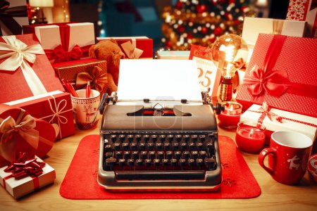 Téléchargez les photos : Machine à écrire vintage, cadeaux et décorations de Noël sur un bureau : écrire une lettre au Père Noël - en image libre de droit