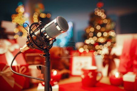 Téléchargez les photos : Microphone professionnel et intérieur décoré avec des ornements de Noël : concept de podcast de vacances - en image libre de droit