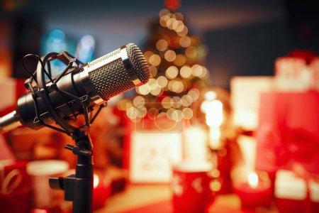 Téléchargez les photos : Décorations de Noël, cadeaux et micro professionnel au premier plan : concept de podcast de vacances - en image libre de droit