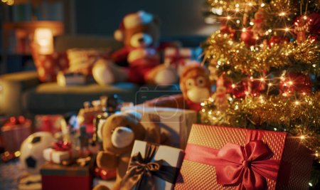 Téléchargez les photos : Intérieur de la maison avec de beaux cadeaux de Noël et arbre décoré - en image libre de droit