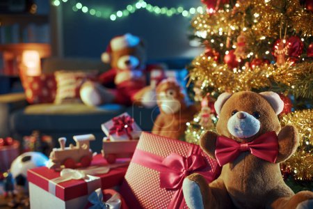 Téléchargez les photos : Intérieur de la maison avec de beaux cadeaux de Noël et arbre décoré - en image libre de droit