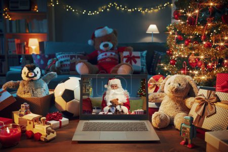Foto de Interior del hogar en Navidad y portátil con Santa Claus en la pantalla - Imagen libre de derechos
