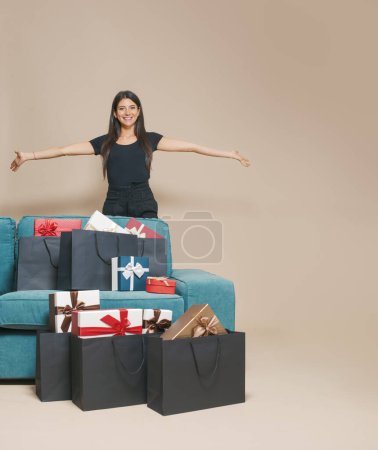 Foto de Mujer feliz en casa y muchos regalos en bolsas negras - Imagen libre de derechos