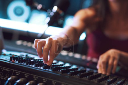 Foto de Joven músico instalando el mezclador de audio en el estudio de grabación, las manos de cerca - Imagen libre de derechos