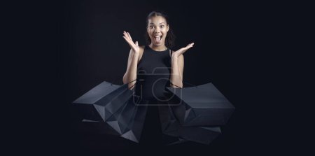 Foto de Feliz mujer elegante sosteniendo muchas bolsas de compras y sonriendo, Viernes Negro concepto de venta - Imagen libre de derechos