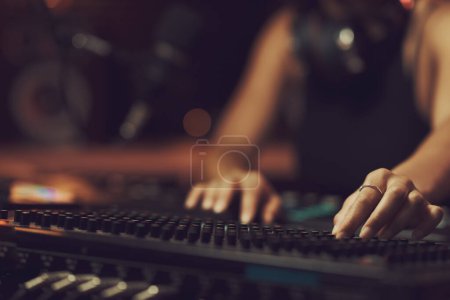 Téléchargez les photos : Ingénieur du son travaillant en studio, elle installe le mixeur et enregistre les pistes, les mains fermées - en image libre de droit