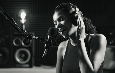 Foto de Hermosa cantante trabajando en el estudio de grabación - Imagen libre de derechos